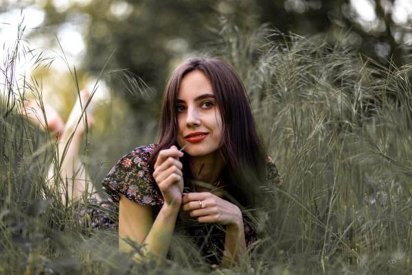 beauty,One Person,Portrait,Outdoors,Lifestyles,nature,women,summer,природа,літо,трава,young adult,adult,brown hair,жінки,краса,портрет,каштанове волосся,на відкритому повітрі,спосіб життя,smiling,молода людина,grass,females,посмішка,лежачи,одна особа