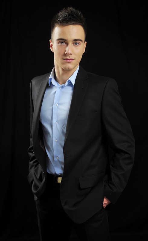 чорний фон,портрет,чоловіки,одна особа,young adult,adult,studio shot,looking at camera,males,suit,businessman,business person,confidence,success