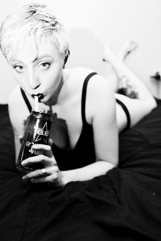 жінки,краса,портрет,чуттєвість,одна особа,young adult,adult,females,indoors,lifestyles,looking at camera,black and white,blond hair,drink