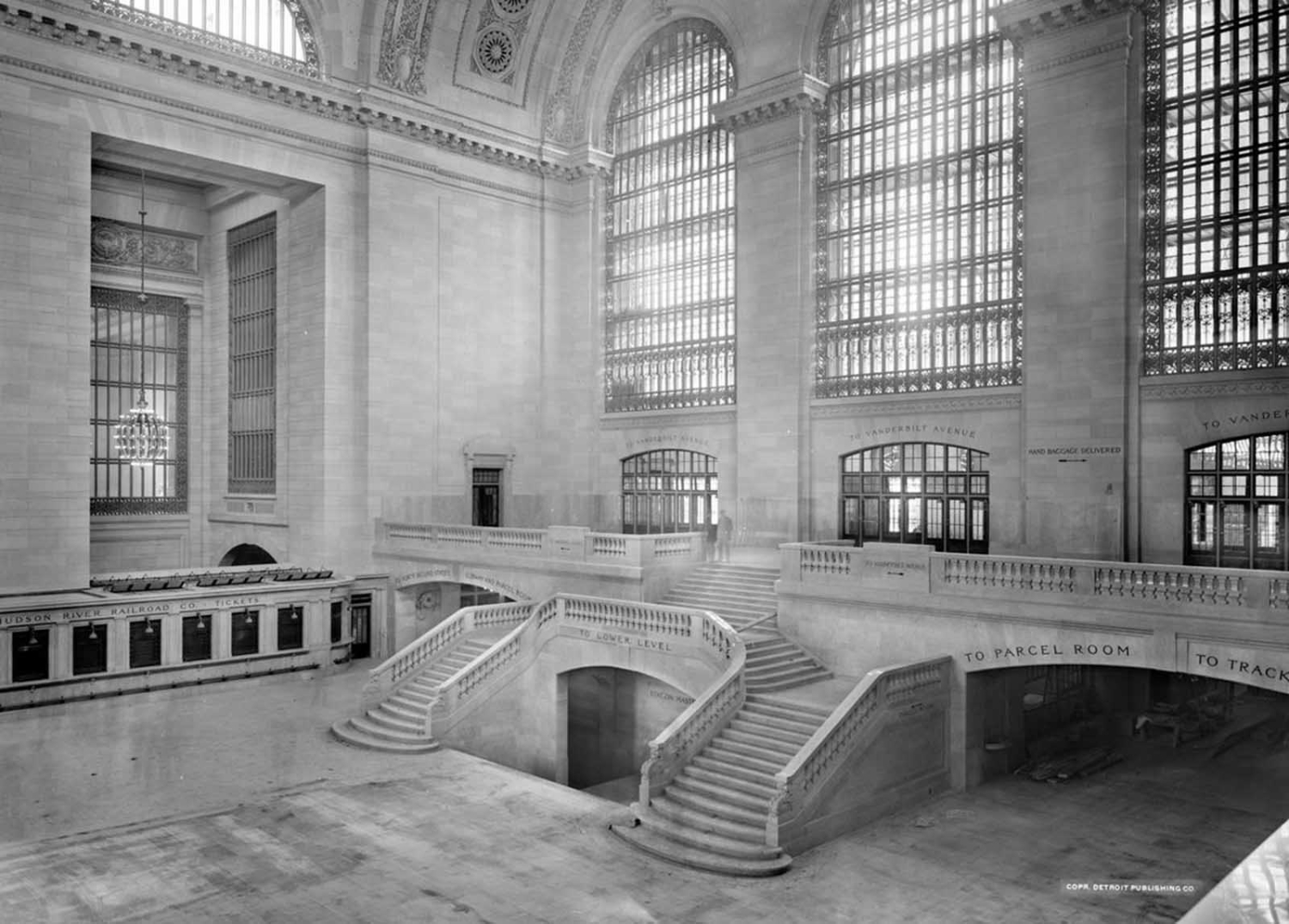 Західний балкон Центрального залізничного вокзалу Нью-Йорка, сфотографований між 1913 і 1930 роками.