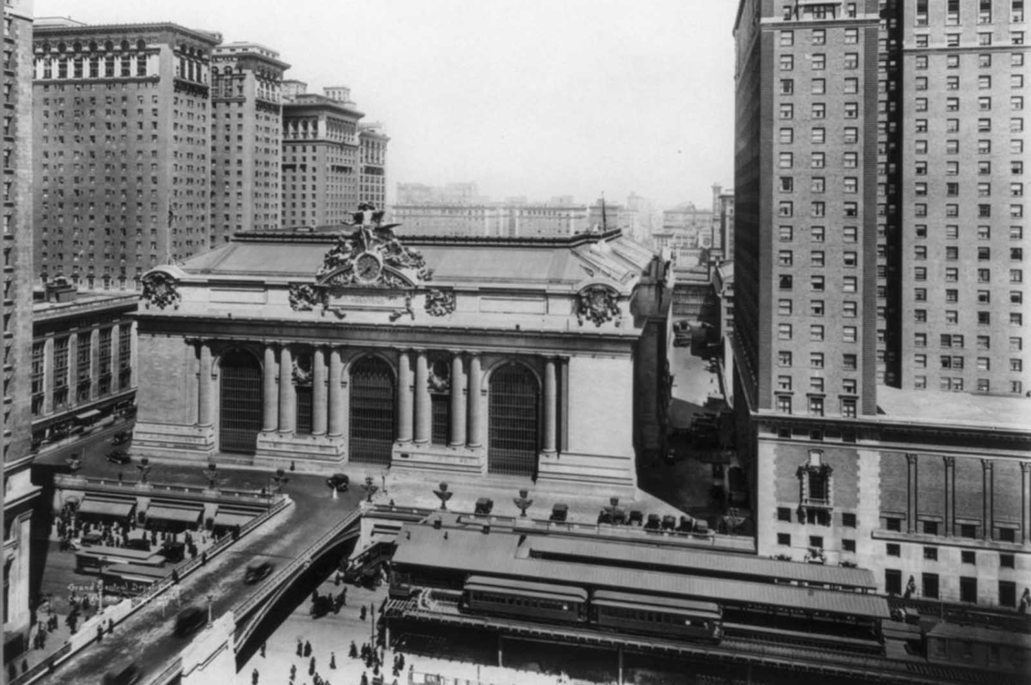 Термінал Центрального вокзалу на розі Вандербільт-авеню та 42-ї вулиці, близько 1919 року