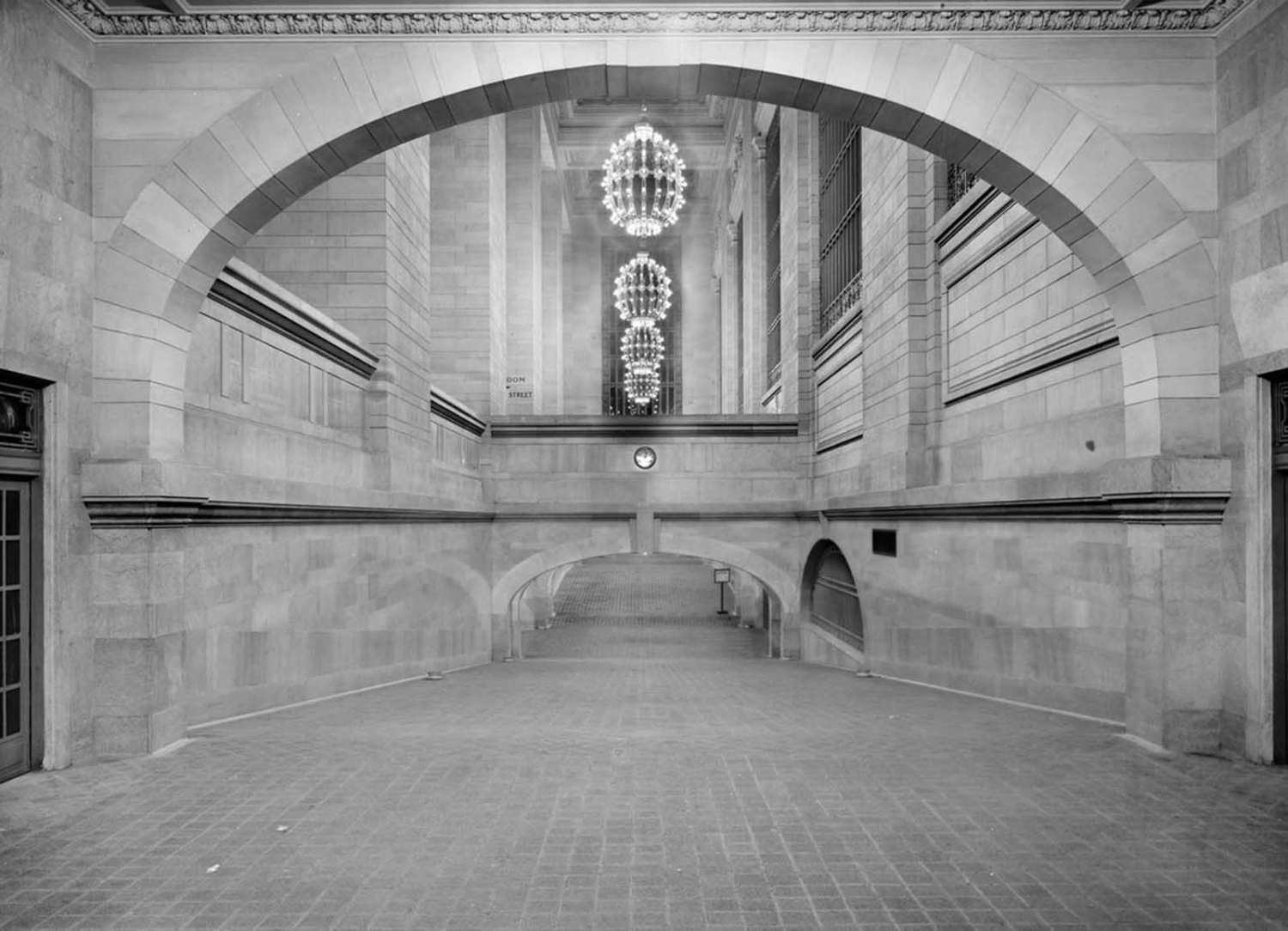 Спуск з підземки до приміського вестибюлю, вокзал Гранд Сентрал, Нью-Йорк, бл. 1912 р.